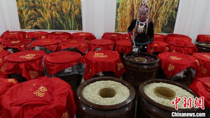 圖為藍(lán)春花在酒廠查看最新釀造的米酒?！∮浾呷A山 攝