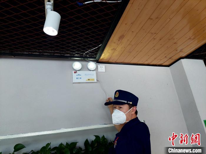 日常防火檢查中，消防協(xié)管員經(jīng)常需要爬高摸底?！垘泿?攝