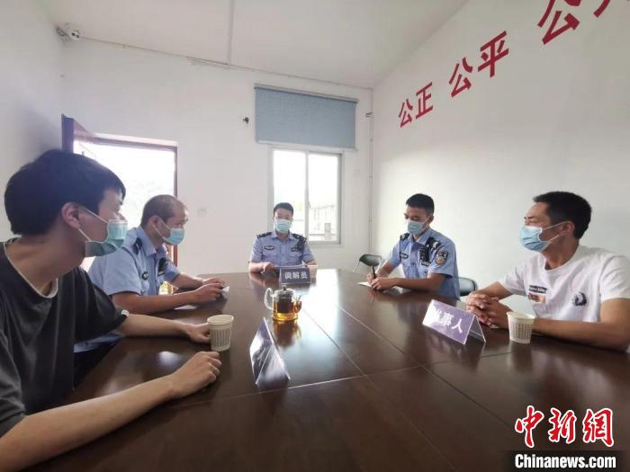 民警調(diào)解糾紛。　屏南縣公安局 供圖