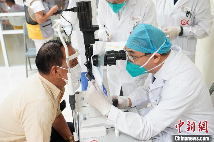 圖為醫(yī)療隊(duì)成員為當(dāng)?shù)匕變?nèi)障患者進(jìn)行手術(shù)?！V西援老撾消除白內(nèi)障致盲項(xiàng)目醫(yī)療隊(duì)供圖