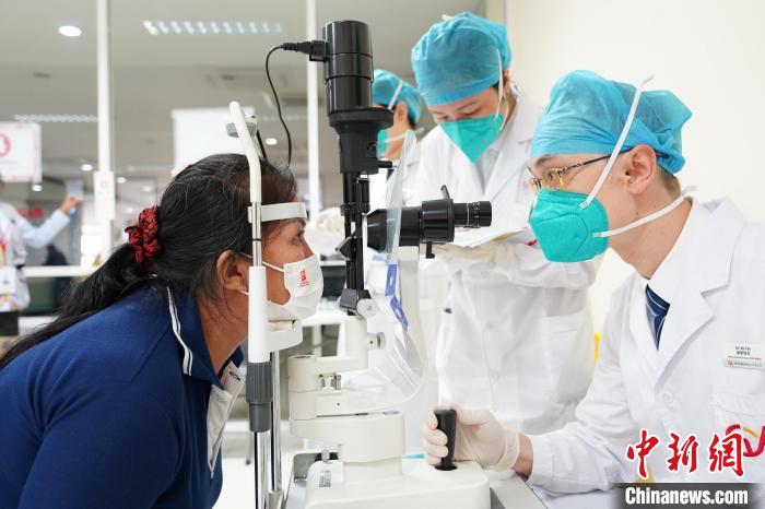 圖為醫(yī)療隊(duì)成員為當(dāng)?shù)匕變?nèi)障患者進(jìn)行手術(shù)。　廣西援老撾消除白內(nèi)障致盲項(xiàng)目醫(yī)療隊(duì)供圖