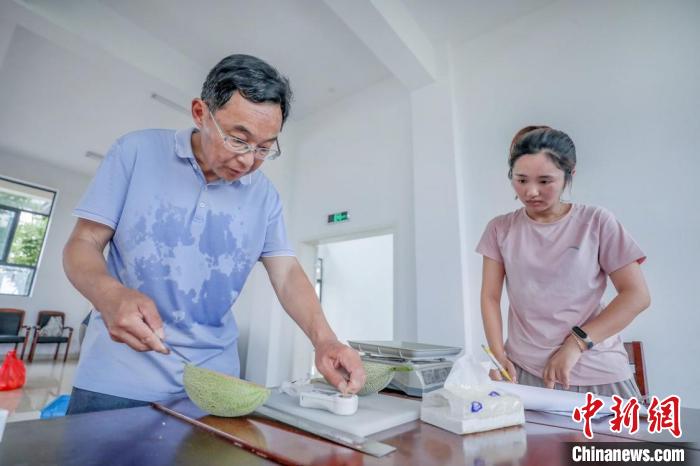 沈衛(wèi)新(左)正在做研究?！∩蛐l(wèi)新 供圖