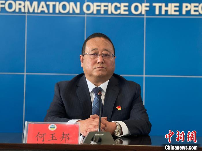 圖為青海湖國家級自然保護區(qū)管理局局長何玉邦在發(fā)布會上介紹青海湖生態(tài)保護情況?！±罱瓕?攝