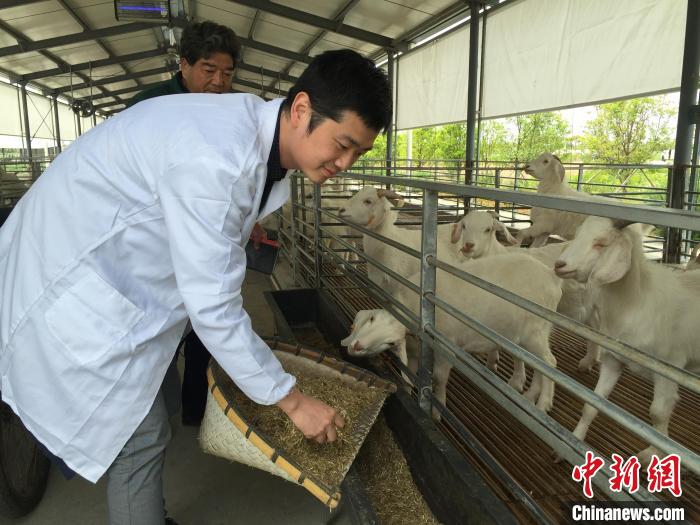 “新農人”黃震在農場 受訪者供圖