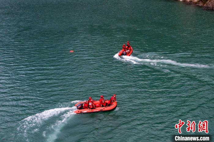 消防員操作舟艇進(jìn)行s型繞標(biāo)?！『罱?攝