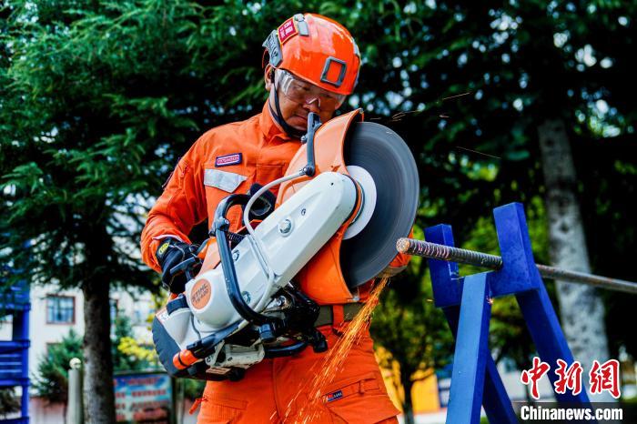 西藏林芝森林消防年度綜合救援技能大練兵活動(dòng)現(xiàn)場(chǎng)?！『罱?攝