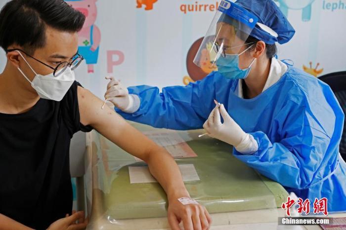 資料圖：醫(yī)護(hù)人員為市民接種疫苗。 殷立勤 攝