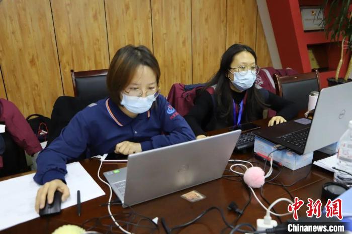 圖為通宵達旦工作的流調(diào)員。　興安盟衛(wèi)健委供圖