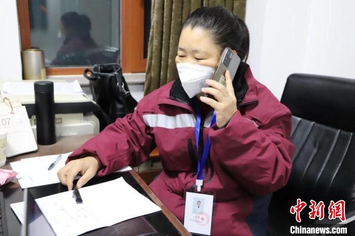 圖為王永清撥打電話進行流調(diào)信息核查?！∨d安盟衛(wèi)健委供圖