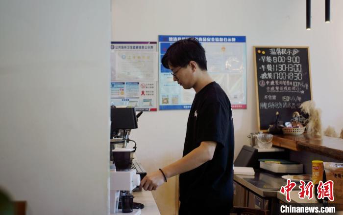 深山里的“網(wǎng)紅咖啡館”:“90后”小伙荒野譜寫青春