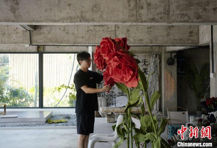 沈曉通在布置咖啡館 沈曉通 供圖 沈曉通在布置咖啡館 沈曉通 供圖