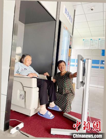 曹春鳳為村民提供服務(wù) 曹春鳳 供圖 曹春鳳為村民提供服務(wù) 曹春鳳 供圖