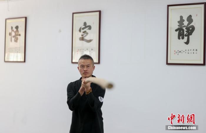 10月11日，在位于武漢市漢陽區(qū)的一家武館，46歲的臺(tái)胞陳文挺正在練習(xí)棍法。<a target='_blank' href='/'>中新社</a>記者 張暢 攝