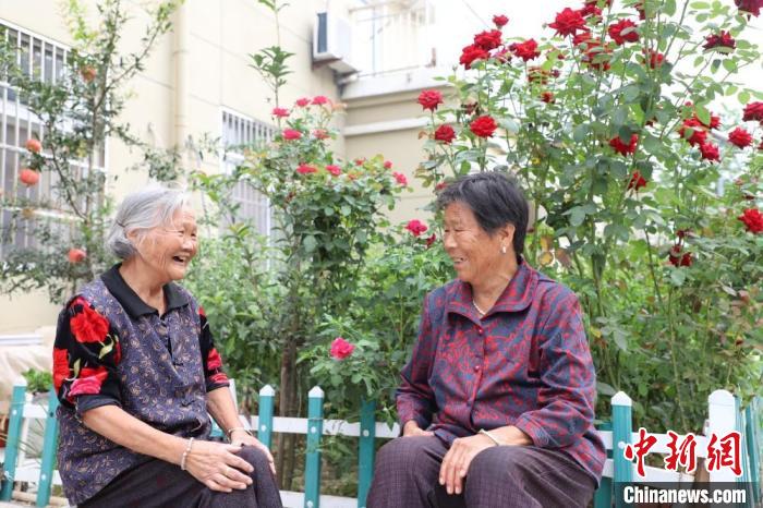 住在美麗庭院，老人樂開懷?！☆櫴縿?攝