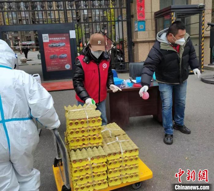 圖為王琳琳(左二)加入“紅馬甲”行列?！⊥趿樟展﹫D