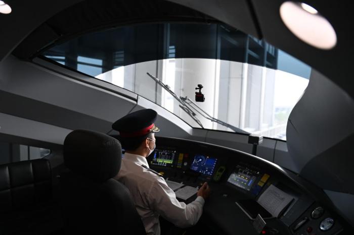 合杭高鐵湖州至杭州段列車司機等待發(fā)車。新華社記者 黃宗治 攝