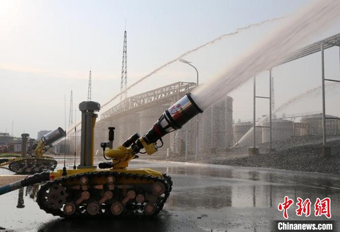 無人駕駛滅火機(jī)器人參與演練?！∷拇ㄏ拦﹫D