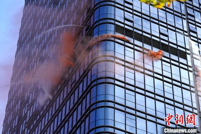 四川開展高層樓房滅火演練現(xiàn)場?！∷拇ㄏ拦﹫D