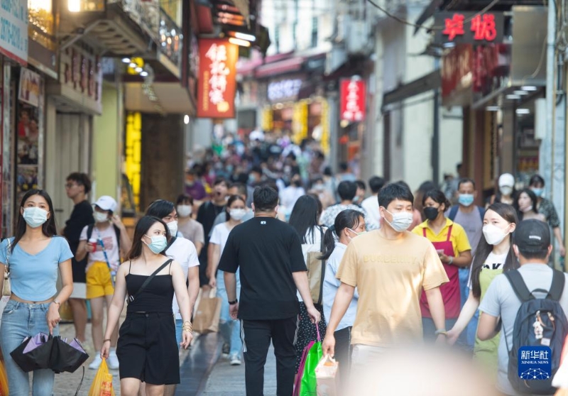 10月4日，游客在澳門大三巴牌坊前的手信街游覽。新華社記者 張金加 攝