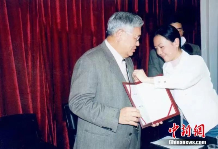 2004年3月客座教授聘任儀式上，曾永義先生(左)佩戴武漢大學(xué)?；?。鄭傳寅教授供圖