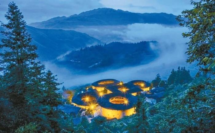 夜色下的田螺坑土樓群。圖片來源：臺灣《經(jīng)濟日報》