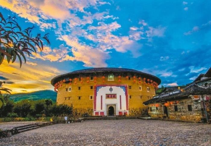 霞映懷遠樓。圖片來源：臺灣《經(jīng)濟日報》