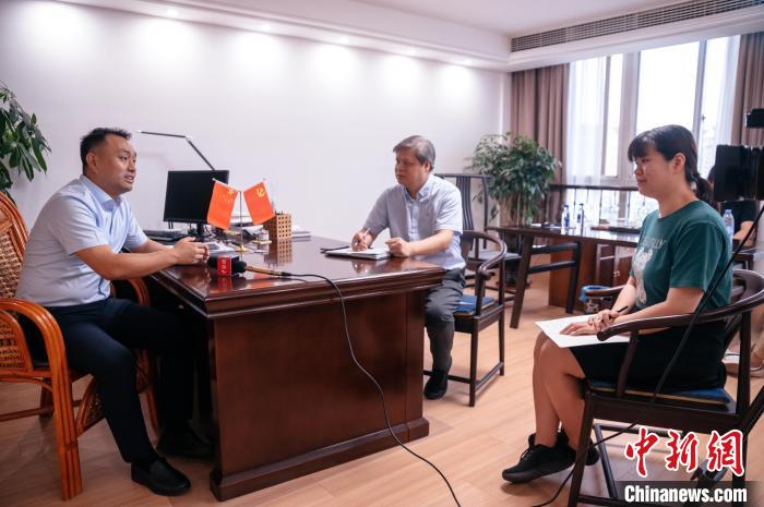 圖為建甌市市長吳偉(左一)接受<a target='_blank' href='/' >中新網(wǎng)</a>記者專訪?！±钅宪?攝