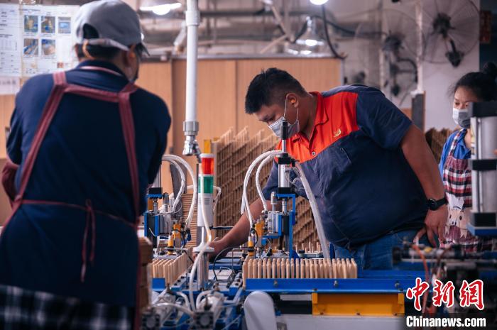在雙弈公司的生產(chǎn)車間可以看到許多自主研發(fā)精深加工設(shè)備?！±钅宪?攝
