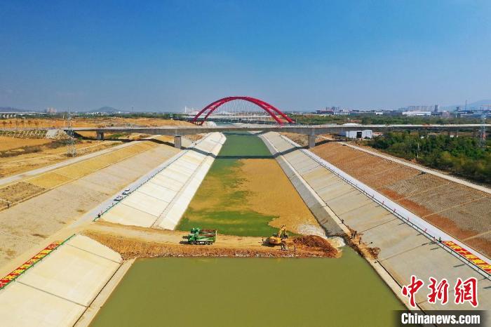 長江水自南向北，經(jīng)引江濟(jì)巢段菜巢線往下游，對巢湖進(jìn)行補(bǔ)水?！⒂癫?攝