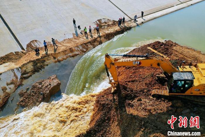 10月13日，施工人員將圍堰打開，長江水流入引江濟(jì)淮菜巢線水系?！⒂癫?攝