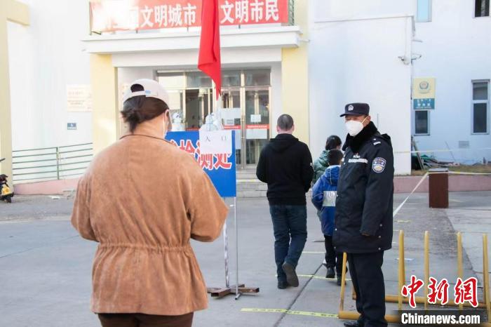 圖為王福在維持核酸檢測秩序。　石英 攝