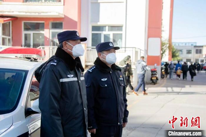 圖為王福(左)和老戰(zhàn)友慶海一起執(zhí)勤?！⊥醯?攝