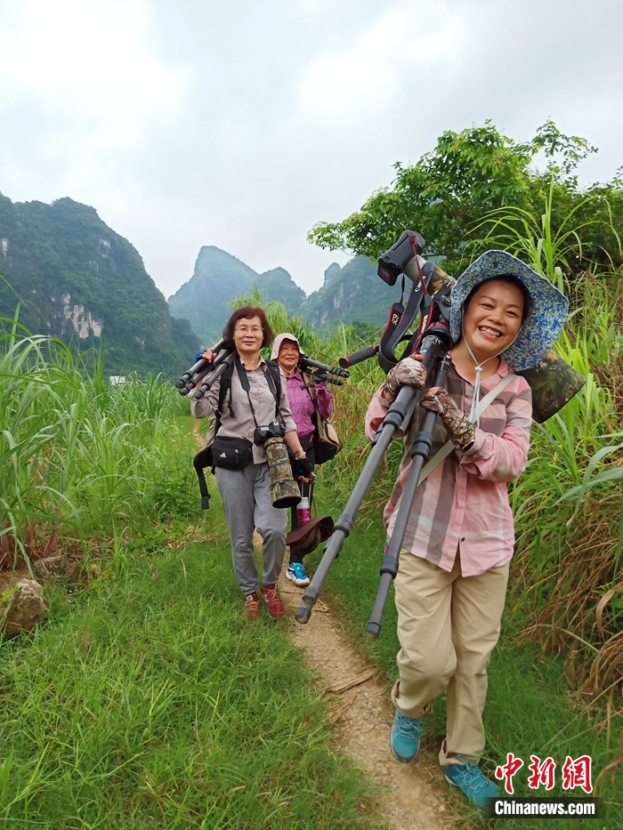 鳥友們正在去拍鳥的路上。農(nóng)林 攝