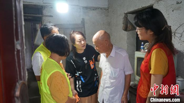 “老漂族”志愿服務(wù)隊(duì)走訪轄區(qū)高齡老人?！⒂旯﹫D