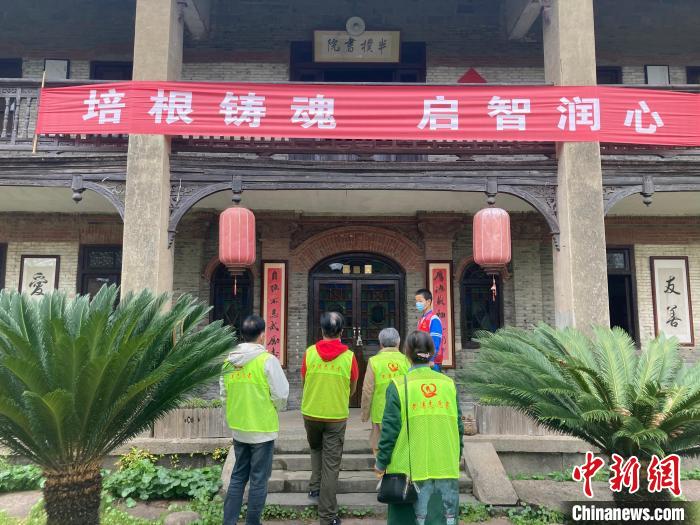 “老漂族”志愿服務(wù)隊(duì)收集各類慈孝故事現(xiàn)場(chǎng)?！⒂旯﹫D