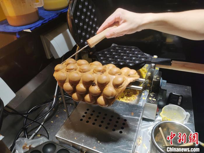 店家制作港式小食雞蛋仔?！∈茉L者 供圖
