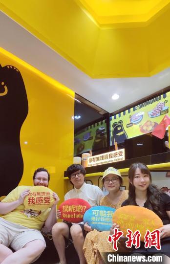 李凱榮(左2)和朋友常常在永慶坊的店內(nèi)聚會。　受訪者 供圖