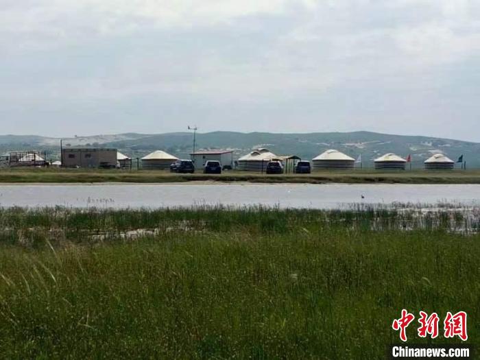 圖為如今的渾善達(dá)克沙地腹地?！」苡佬?攝