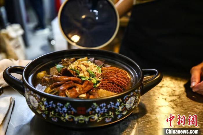 “香港味”緣何吸引“陜西胃”？港人夫妻檔烹調“西部菜譜”