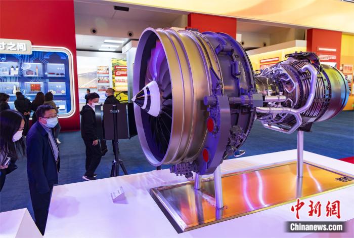 圖為參觀者在中國(guó)第一型按照國(guó)際適航標(biāo)準(zhǔn)、完全自主研制的民用大涵道比渦扇發(fā)動(dòng)機(jī)“長(zhǎng)江-1000”模型前駐足。 <a target='_blank' href='/'>中新社</a>記者 侯宇 攝