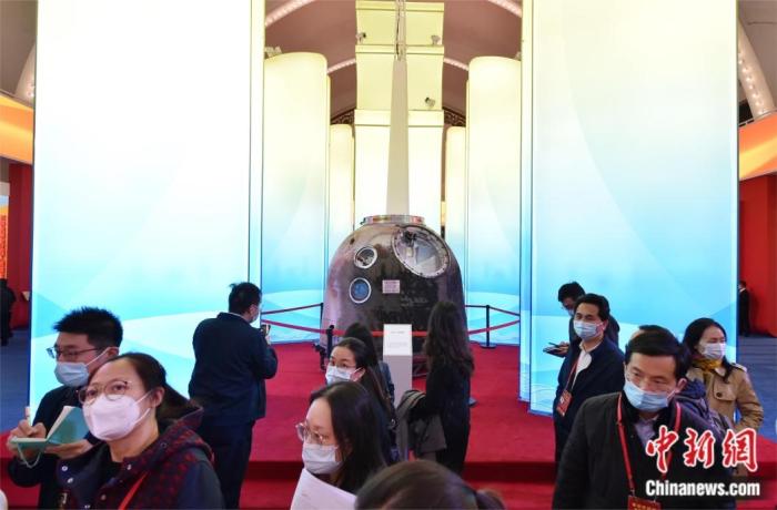 圖為中央綜合展區(qū)第一單元展區(qū)觀眾在參觀神舟十二號(hào)返回艙 <a target='_blank' href='/' >中新網(wǎng)</a>記者 李霈韻 攝。
