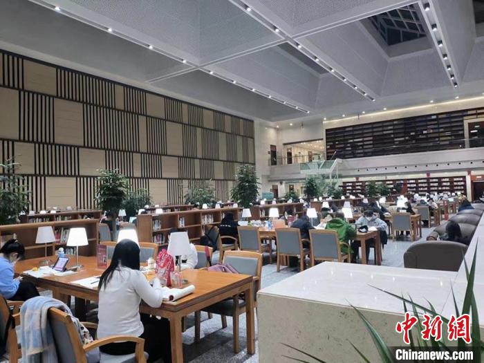 “泡館”、自習(xí)、“云科普”：中國民眾熱衷“花式充電”