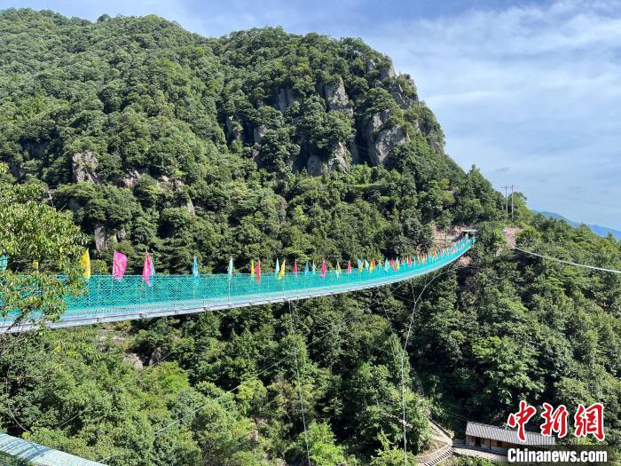 鋼網(wǎng)索橋?！『钶x供圖