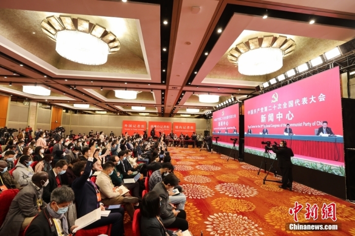 圖為記者在分會(huì)場(chǎng)參加記者招待會(huì)。 <a target='_blank' href='/'>中新社</a>記者 蔣啟明 攝