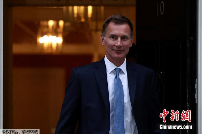 當?shù)貢r間2022年10月14日，英國新任財政大臣杰里米?亨特離開英國倫敦唐寧街10號。