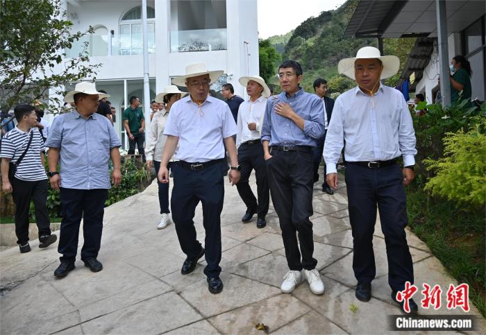 怒江州委副書記張曉鳴、副州長孟祥源陪同李小云教授共同參觀實驗點 侯玉峰供圖