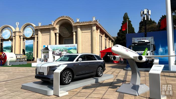 △“奮進新時代”主題成就展展出的C919大型客機模型等。(總臺央視記者趙化拍攝)