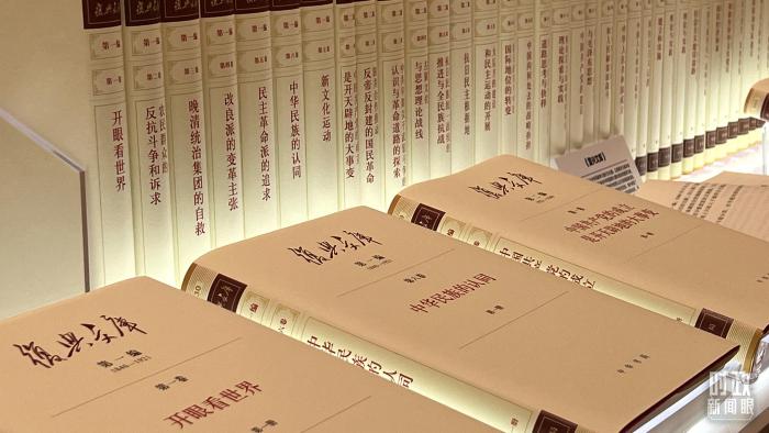 △《復興文庫》。今年9月，總書記為該文庫作序言。(總臺央視記者趙化拍攝)