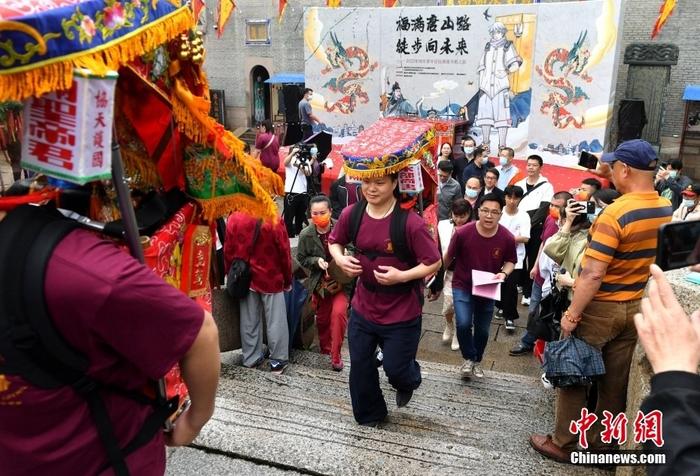 資料圖：5月12日，“福滿唐山路·徒步向未來”2022年兩岸青年信俗淵源尋根之旅活動在福建福州啟幕，30多名閩臺青年恭請“福神”，背著端坐有關(guān)公、陳文龍神像的轎子從福州臺江區(qū)三通橋頭出發(fā)，開啟一場祖脈尋根之旅。 <a target='_blank' href='/'>中新社</a>記者 呂明 攝