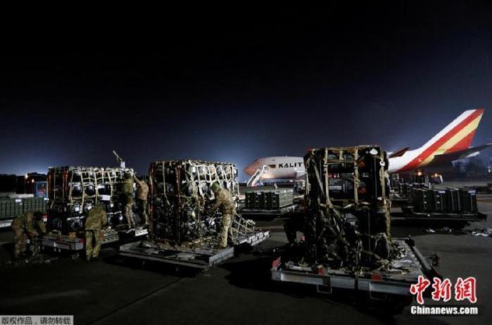 資料圖：當(dāng)?shù)貢r(shí)間2月10日，美國飛機(jī)將軍援物資運(yùn)抵烏克蘭基輔。